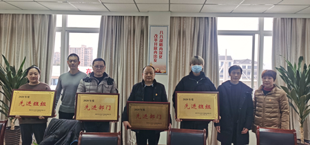 2公司表彰總結(jié)大會(huì)先進(jìn)班組先進(jìn)部門_副本.jpg 2公司表彰總結(jié)大會(huì)先進(jìn)班組先進(jìn)部門_副本.jpg