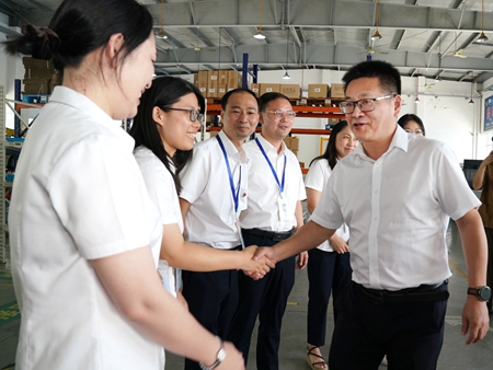 【20240906】集團領(lǐng)導(dǎo)慰問交通學(xué)校教師，何宇?。ㄓ乙唬ɡ畎⒚窋z）.jpg