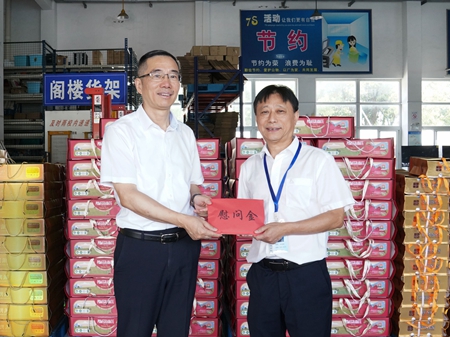 【20240906】集團領(lǐng)導(dǎo)慰問交通學(xué)校教師，柏衛(wèi)東（左）吳曉斌（右）（李阿梅攝）.jpg