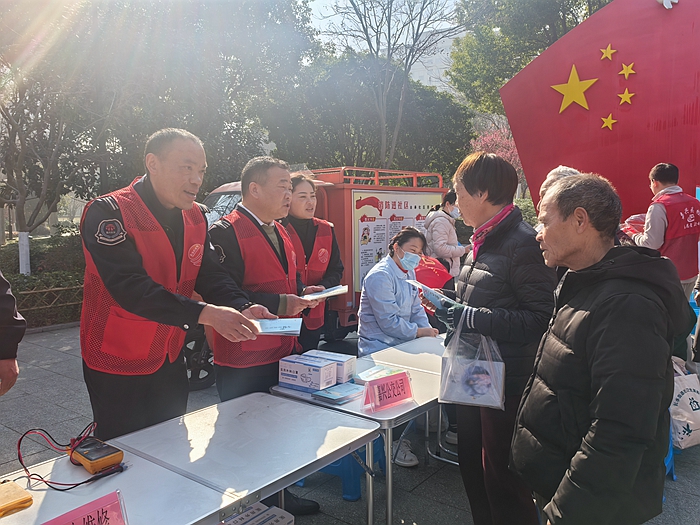 黨員志愿者分發(fā)乘車指南_副本.jpg